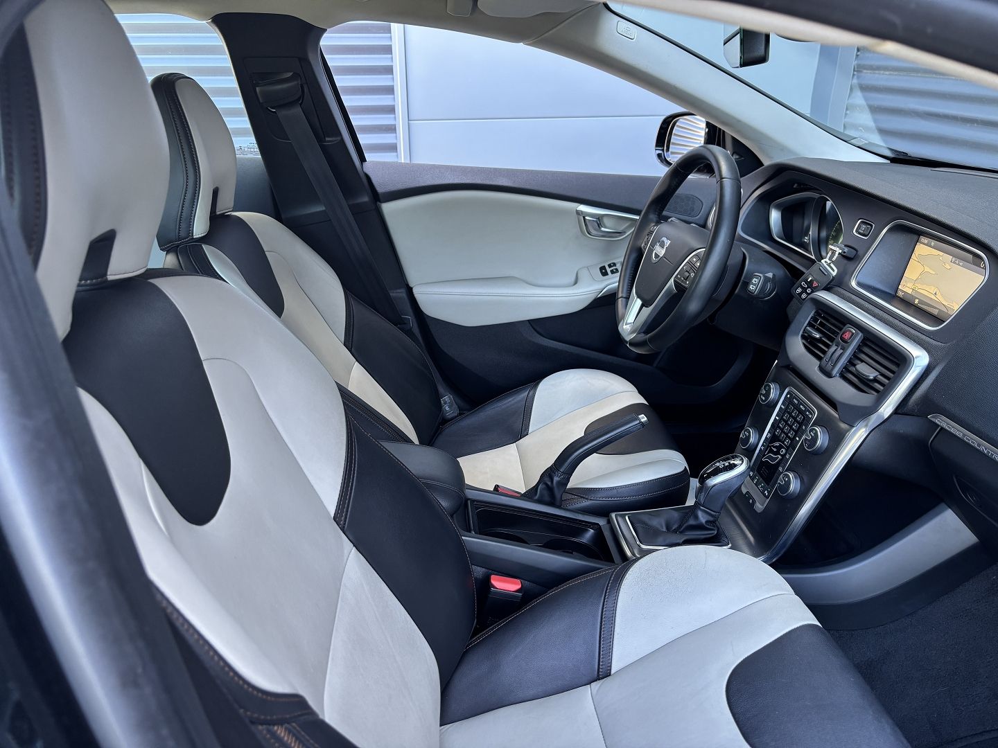 VOLVO V40 CROSS COUNTRY - Image 9